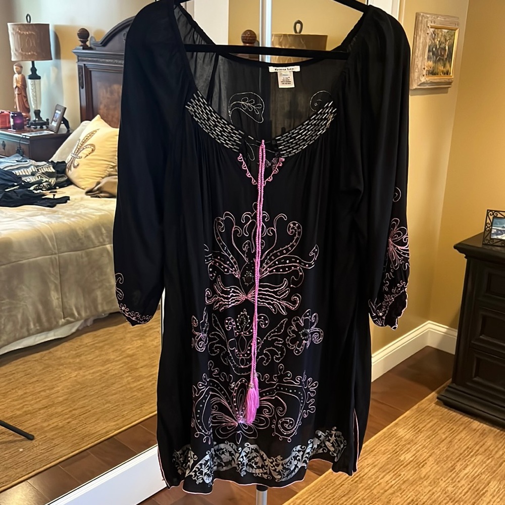 Krista lee used as short dress or long blouse. Size medium
